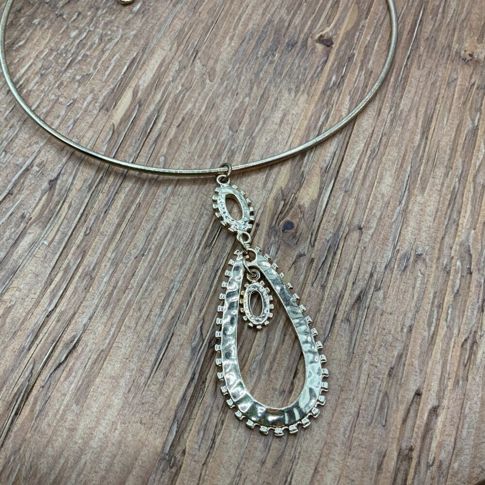 Est. 1946 Gold Tone Collar Dangling Tear Drop Pendant Necklace